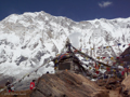 Blick vom ABC auf die gigantische Südwand der Annapurna. Im Vordergrund das Boukreev-Memorial